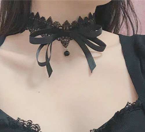 Bow shaped centre black lace - centre,